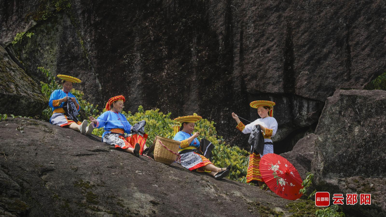 《花瑶挑花韵》 谢芬 摄