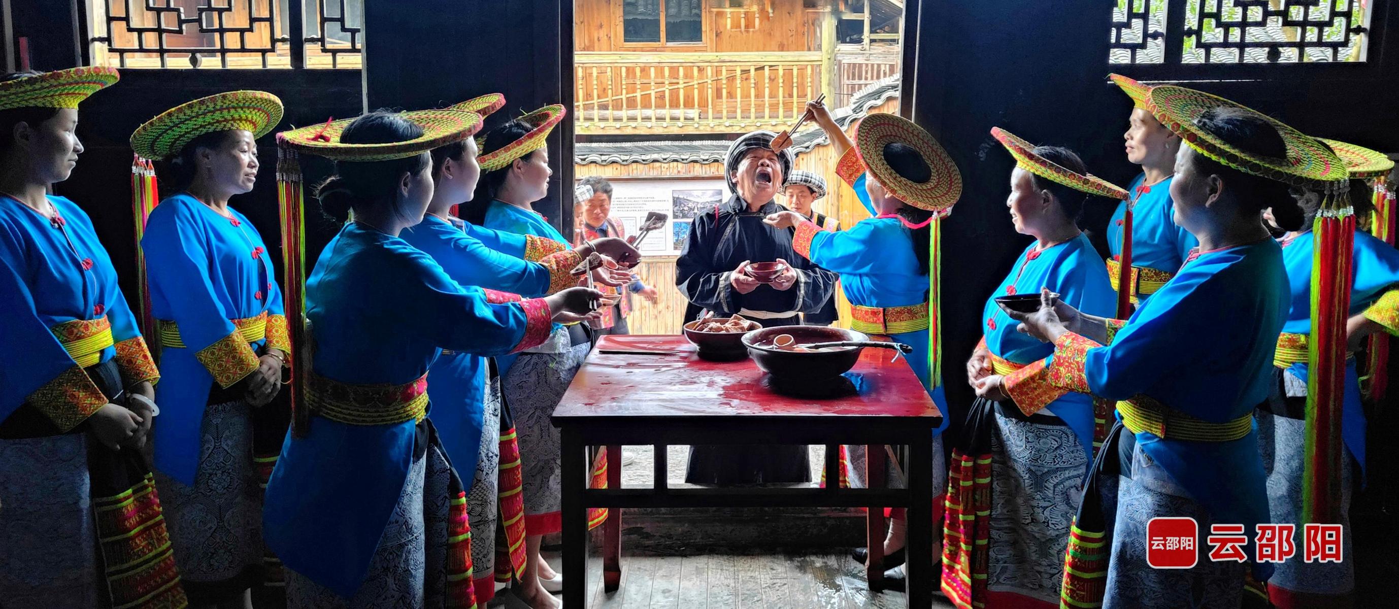 《花瑶婚俗一一拦门酒》赵金平 摄