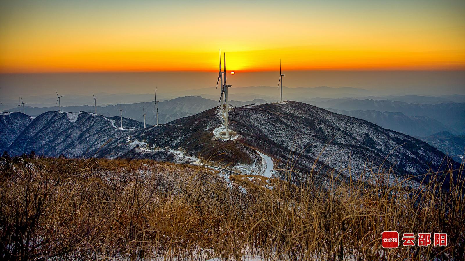 《龙山的第一缕阳光》李晓琳 摄