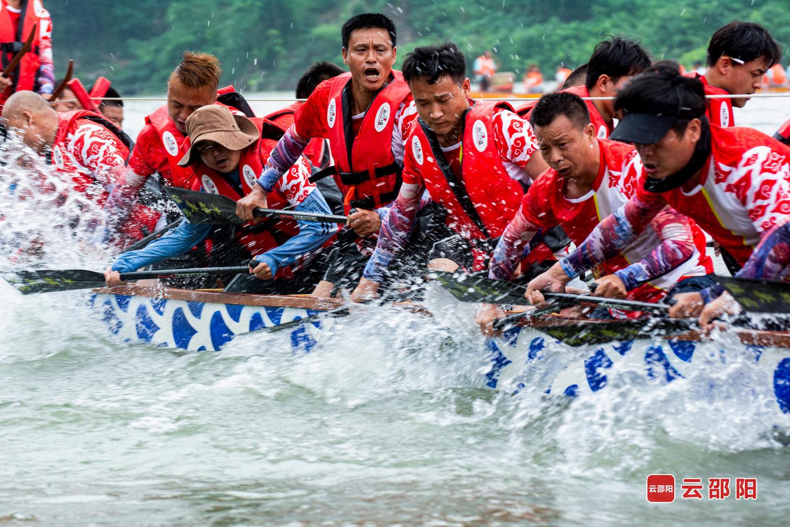 《同舟共奋》罗红英 摄