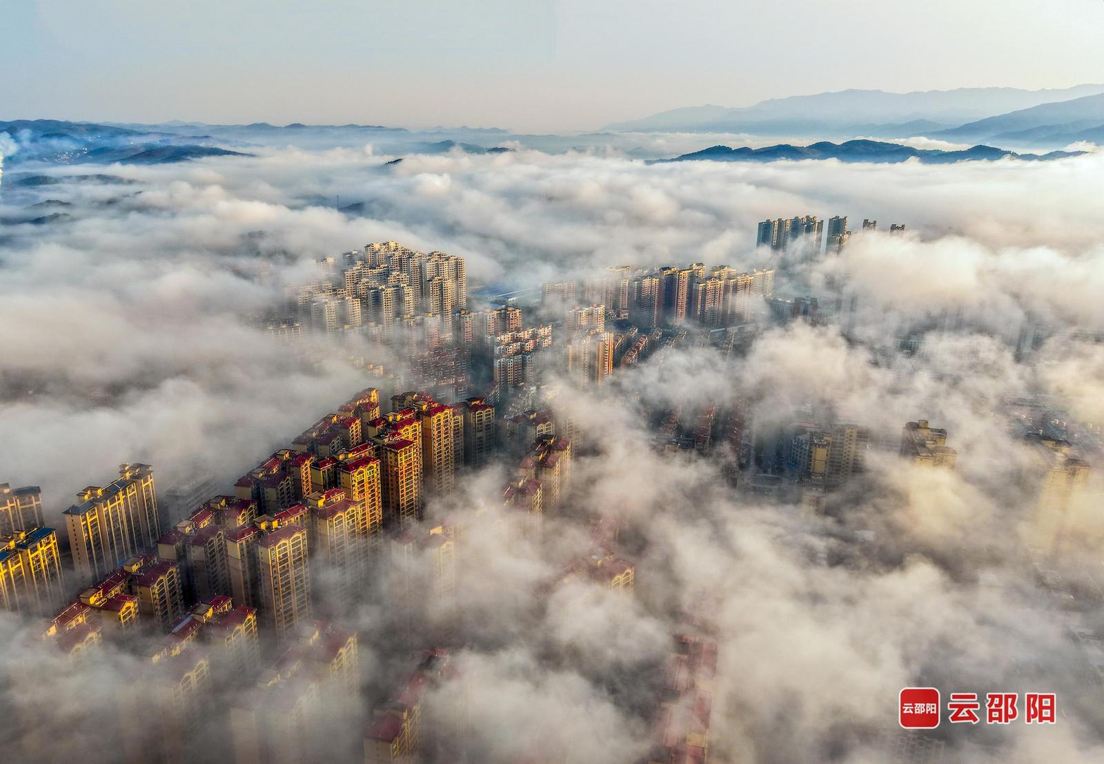 《高楼雾影》郑国华 摄