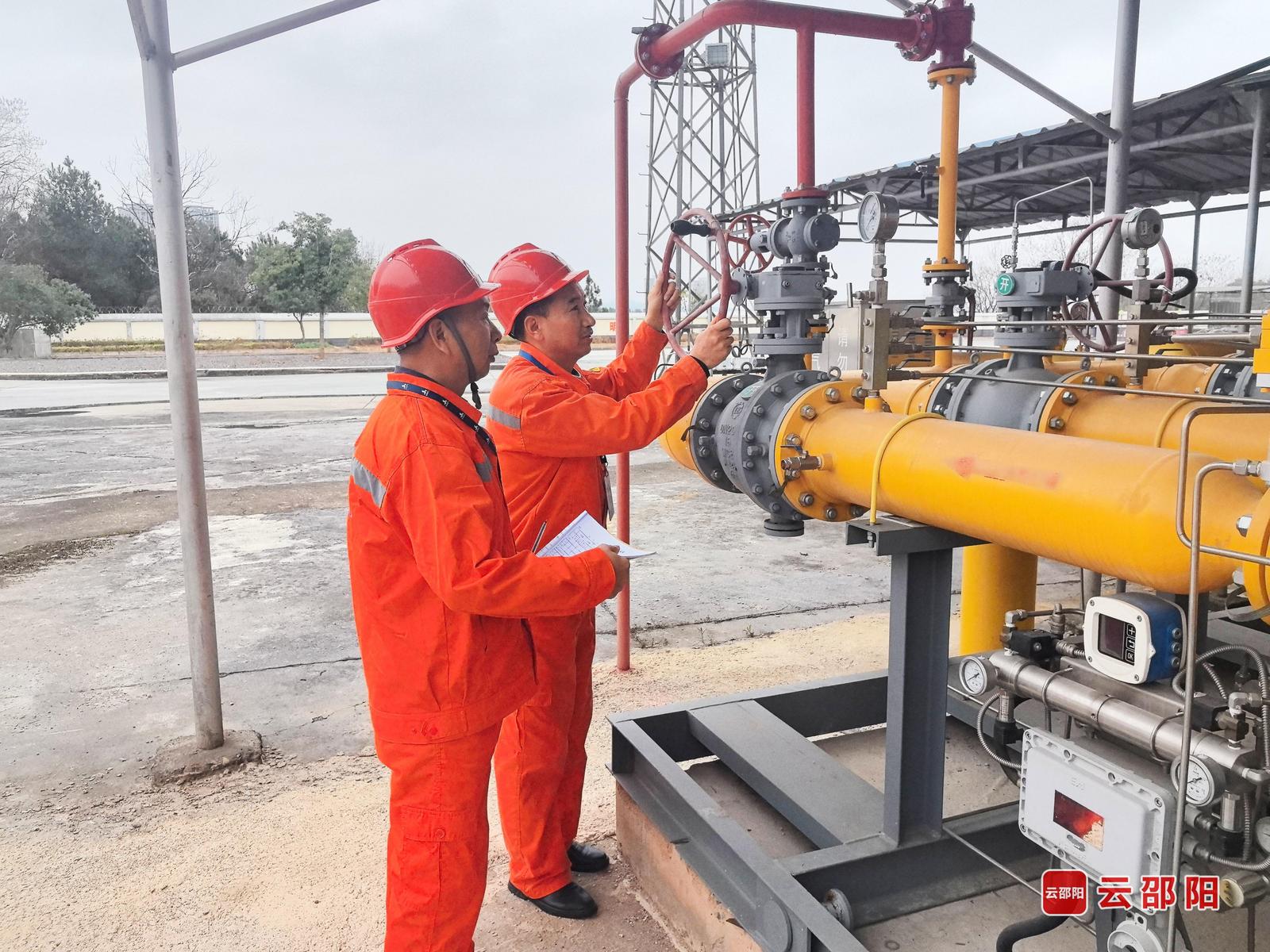 市燃气公司工作人员在天然气储备站进行巡检。 市燃气公司工作人员在天然气储备站进行巡检。