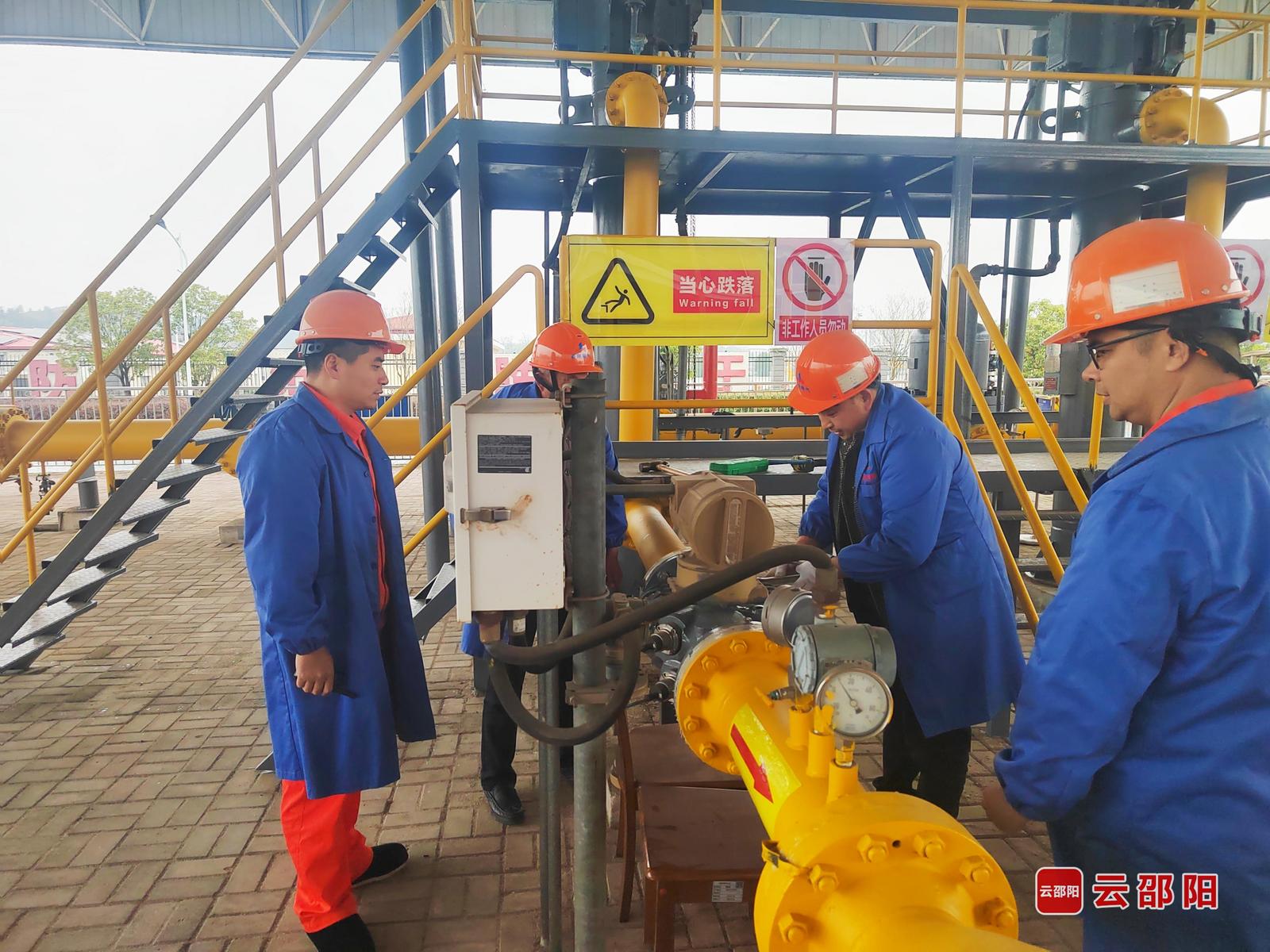 市燃气公司工作人员在天然气门站进行巡检。 市燃气公司工作人员在天然气门站进行巡检。