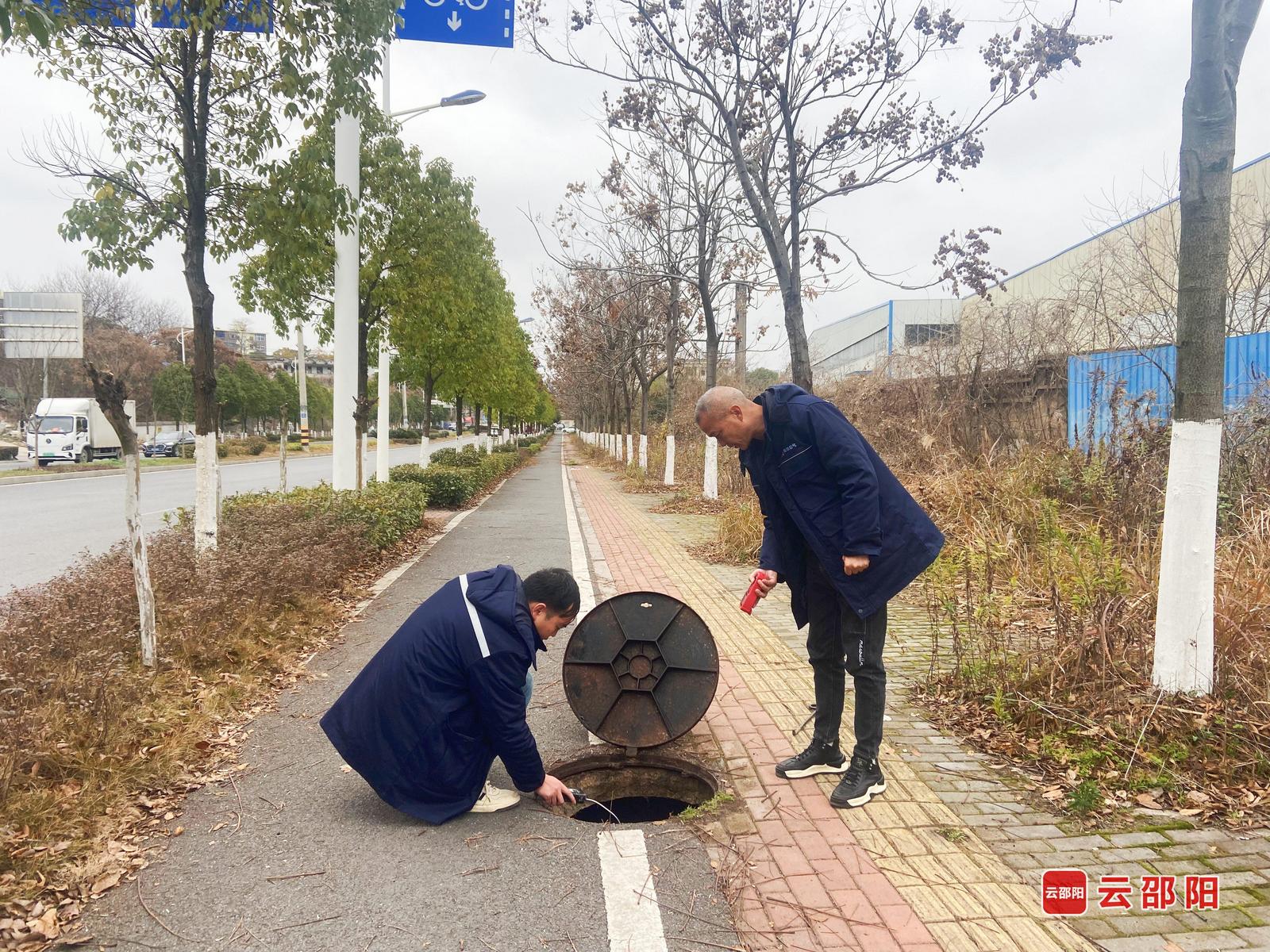 市燃气公司巡线人员对燃气管网开展排查巡护。 市燃气公司巡线人员对燃气管网开展排查巡护。