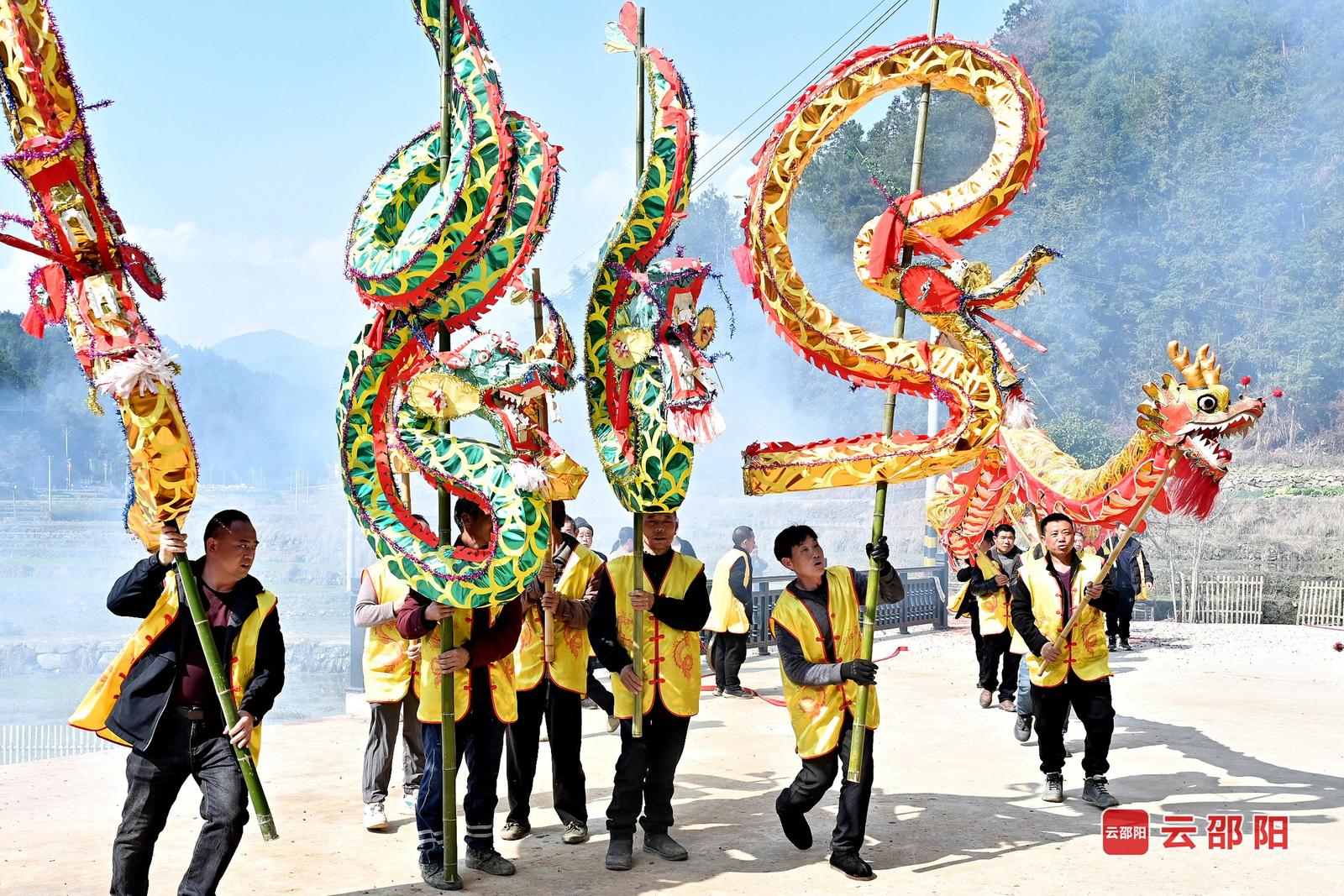 春节期间,隆回县金石桥镇通过送戏下乡、举办村晚、民俗游龙等系列文化活动,既增添了喜庆年味,也丰富了群众精神文化生活。贺上升 摄