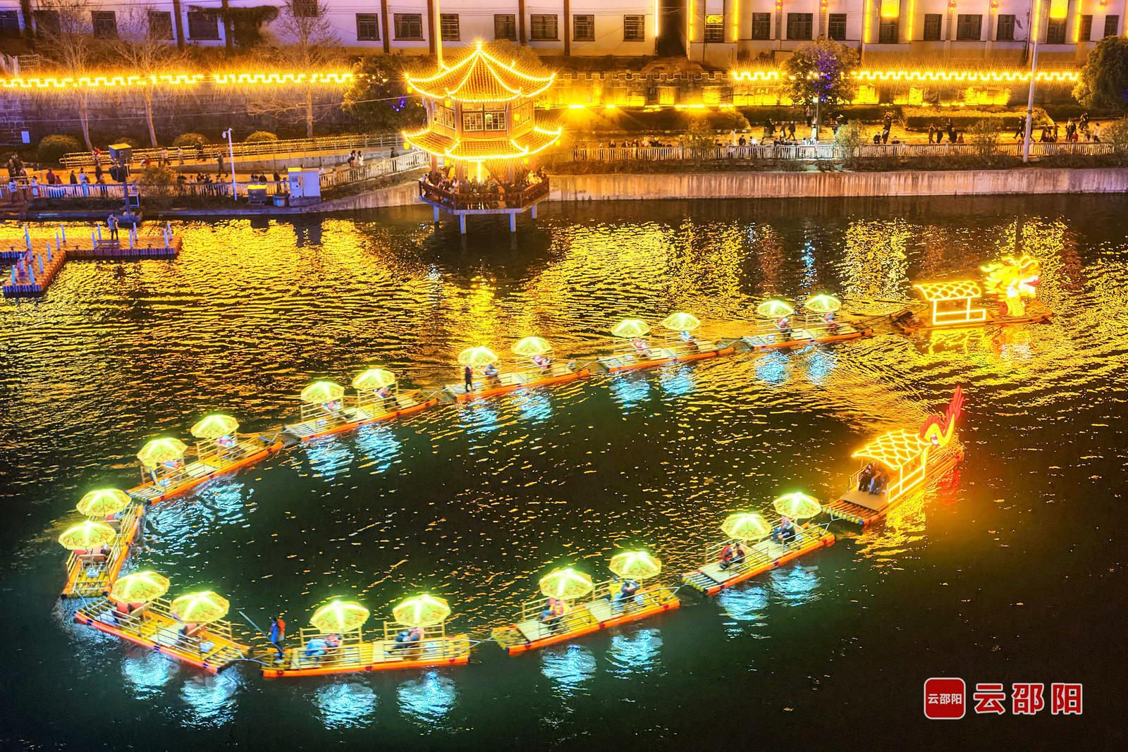 春节期间,城步苗族自治县巫水河县城段游动的“金龙”,为游客带来别具风情的观光体验。严钦龙 摄