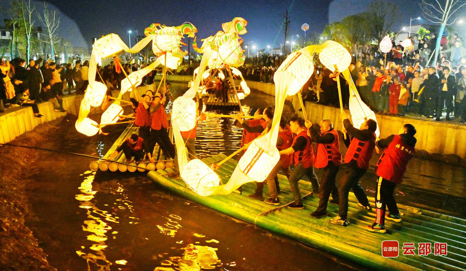 2月21日大年初五晚,武冈市穿城河上再现传承1400年的“滩里水龙灯”。民间艺人依据古籍记载,在竹排上舞动水龙,为市民和游客带来了一场祈求福祉祥瑞的视觉盛宴。王岐伟 滕治中 罗红英 摄影报道