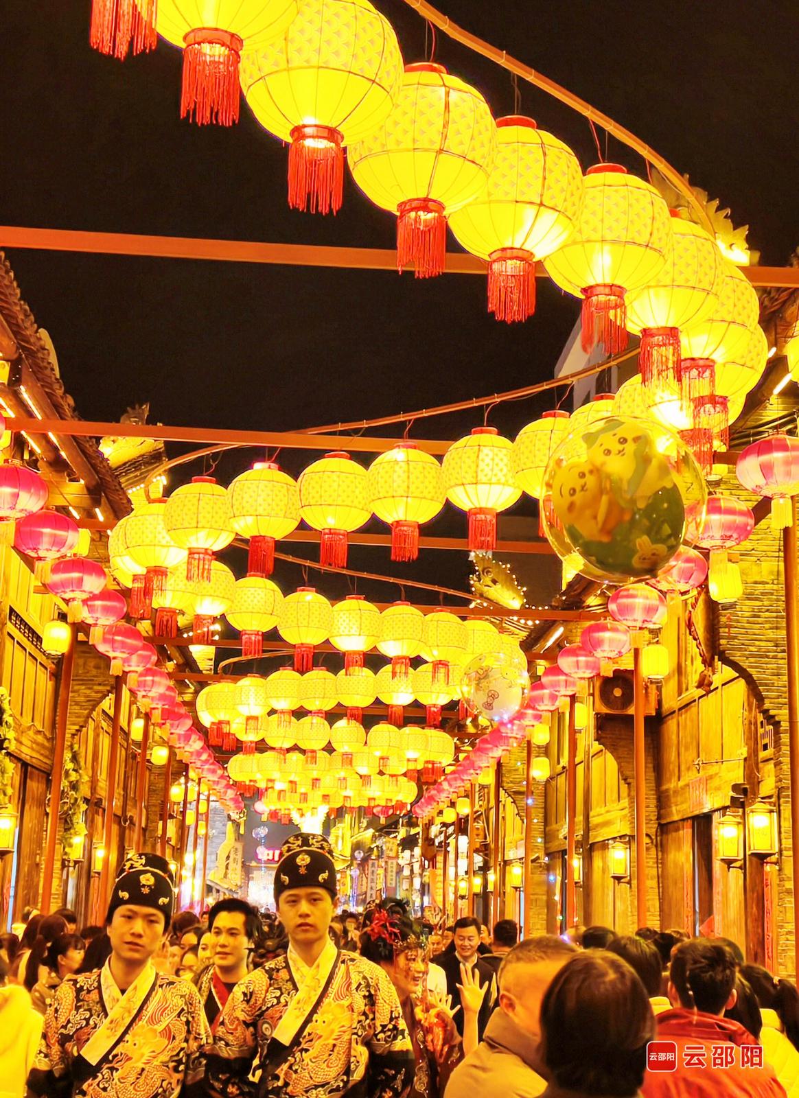 2月20日晚,在武冈市西直街赏灯观景、品尝美食的游人众多。严钦龙 摄