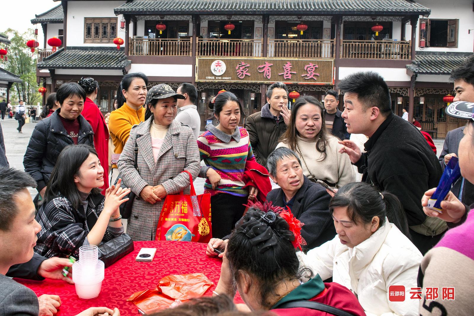 2月22日正月初六,武冈市相亲大会在同保楼举行,现场洋溢着喜庆与温馨的氛围。王岐伟 摄