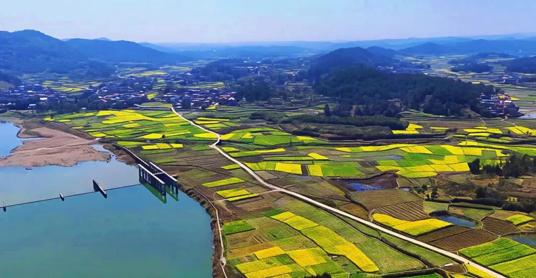 邵阳县伏溪村女娲山公园万亩油菜花盛开。颜靖轩 摄