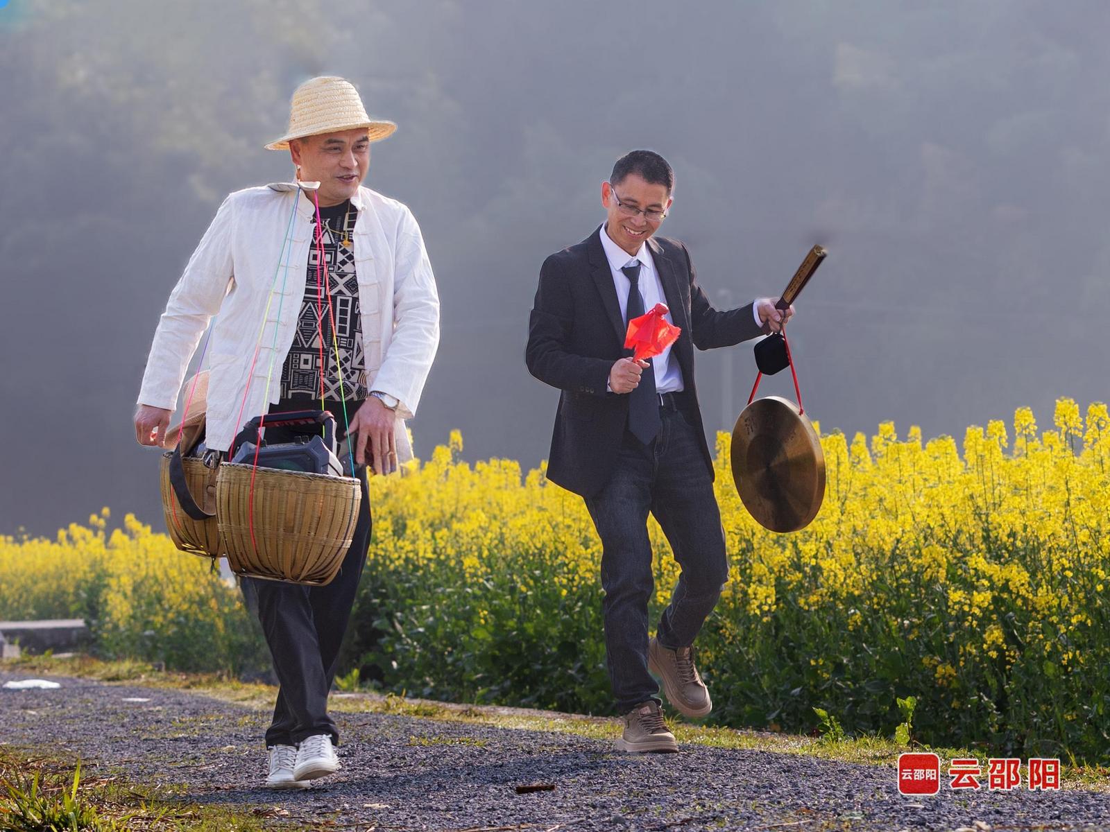 田埂欢歌 石爱萍 摄