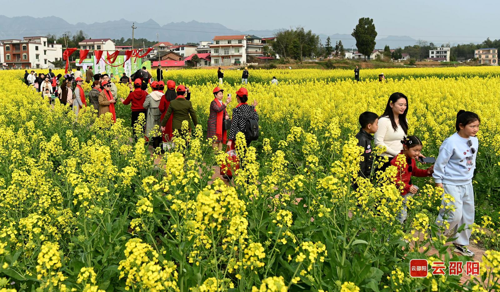 旅游热潮 滕治中 滕绍忻 摄