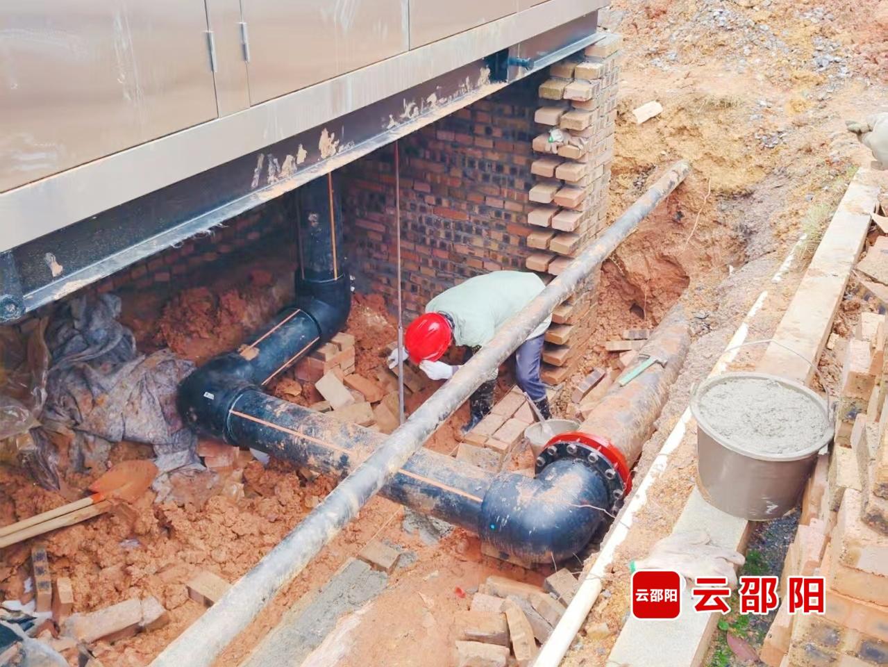 工人在安装燃气燃气计量柜。 工人在安装燃气燃气计量柜。